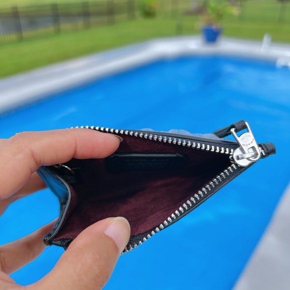 Coach X Peanuts Mini Skinny Id Case In Signature Canvas With Snoopy Print - Picture 5 of 6